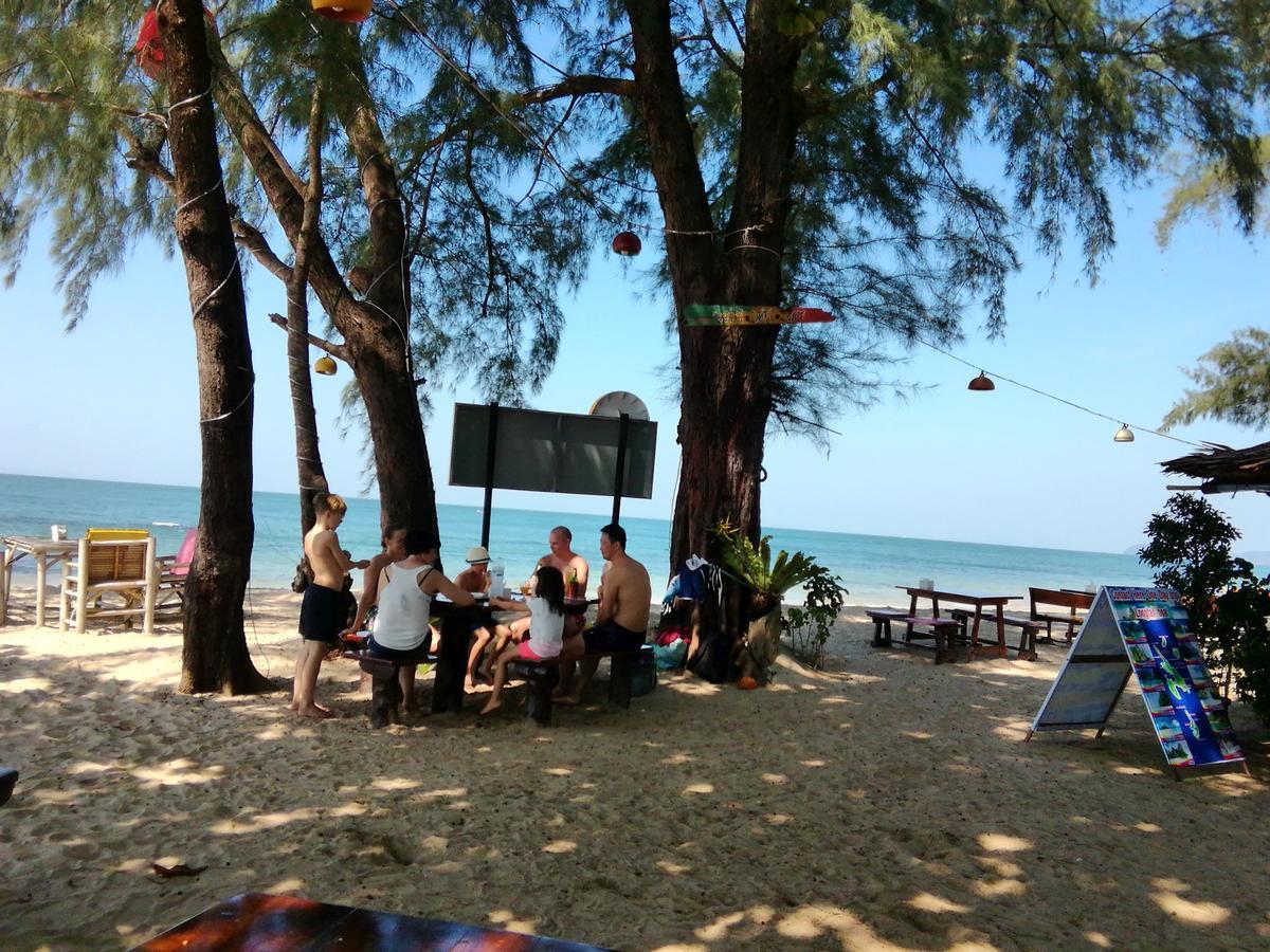 Kohjum Freedom Resort Koh Jum Exteriör bild