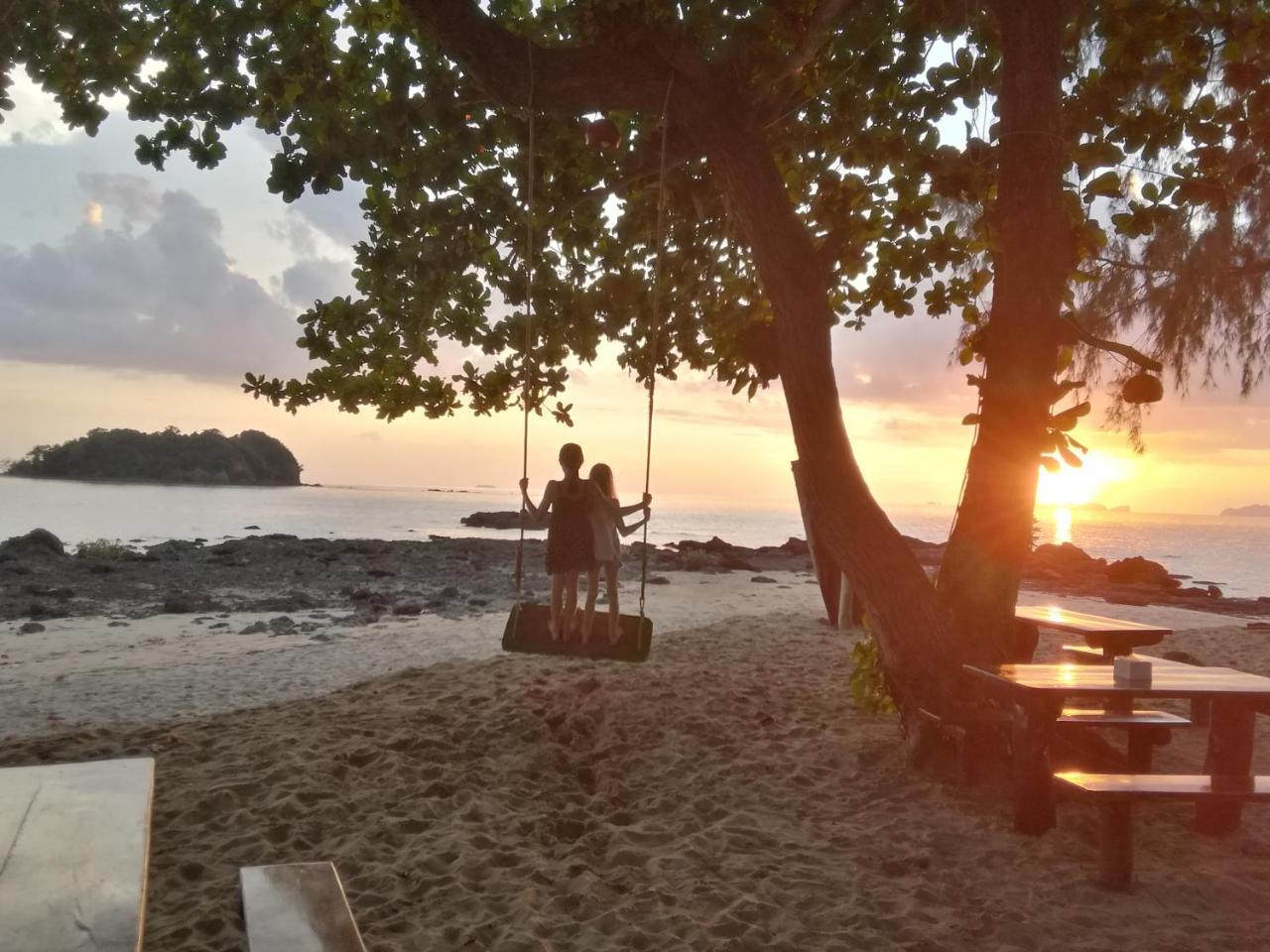 Kohjum Freedom Resort Koh Jum Exteriör bild